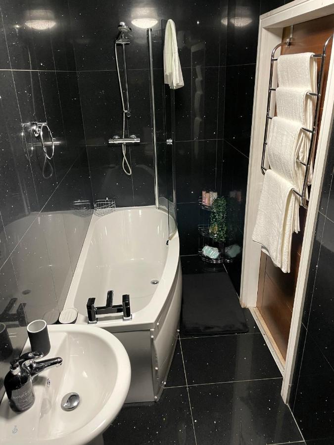 Luxurious 2 Bed Apartment In Heart Of Burnley With Private Parking Exterior photo